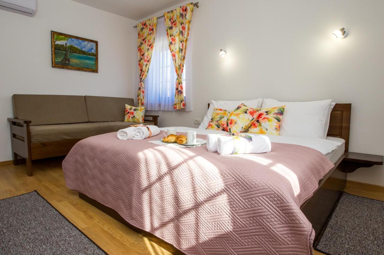 B&B Lady Of The Lake Jezerce Esterno foto