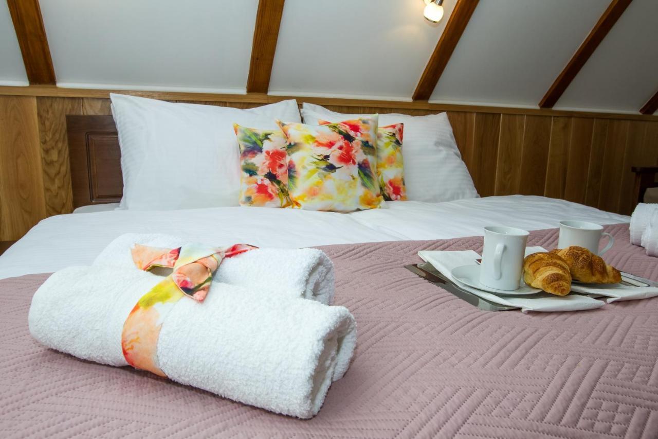 B&B Lady Of The Lake Jezerce Esterno foto